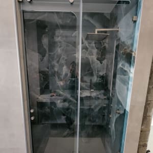 מקלחון זכוכית עם עיצוב מודרני וראש מקלחת