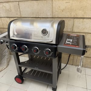 גריל גז חיצוני עם ארבעה כפתורים ומד חום