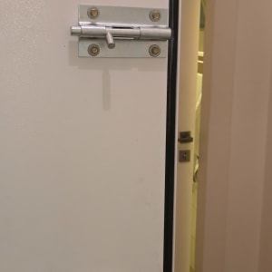 מנעול בריח על דלת לבנה