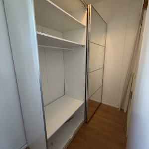 ארון בגדים עם דלתות הזזה בחדר קטן
