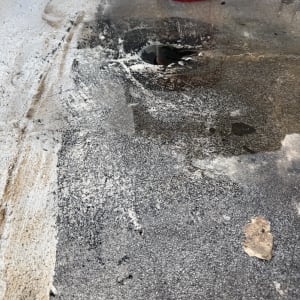 משטח עם חור ונוזל, דלי צבע ברקע