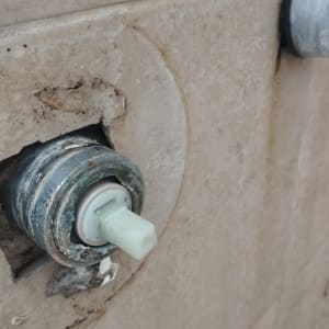 חלק פנימי של ברז עם חלודה על הקיר