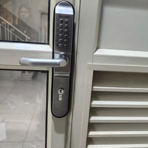 מנעול דלת עם לוח מקשים