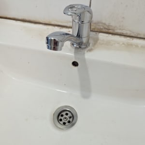 ברז כרום וכיור עם חור ניקוז