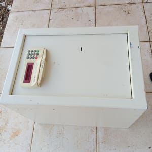 כספת עם לוח מקשים על רצפה