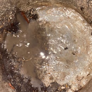 בור עם מים ובוץ, קשור למשאית ואקום