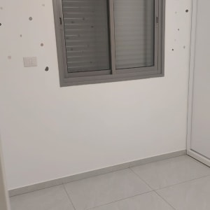 רצפה נקייה עם חלון ותריסים סגורים