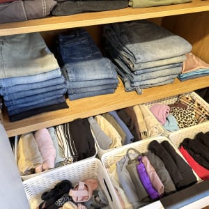 ארון בגדים מאורגן עם מכנסי ג