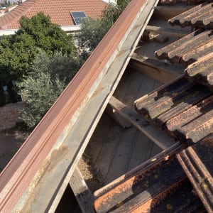 תמונה של גג רעפים עם תיקונים