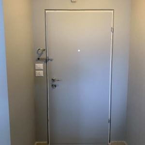 דלת אפורה עם ידית כסופה ומנעול