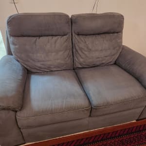ספת בד זוגית אפורה נקייה ומטופחת לאחר ניקוי
