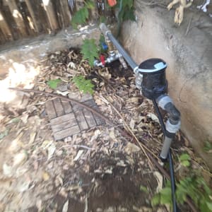 צנרת מים עם ברזים וחיבורים בגינה