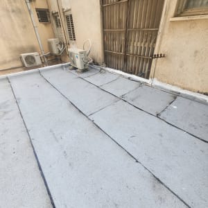 גג אטום ביריעות ביטומניות עם חיבורים שחורים