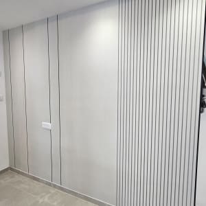 קיר עם טפטים מעוצבים ותאורה עליונה