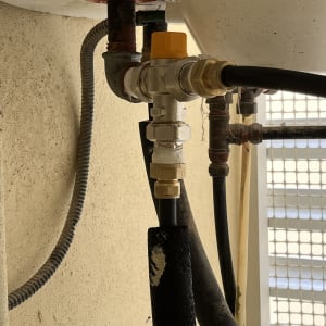 חיבורים וצינורות של דוד שמש על קיר חיצוני