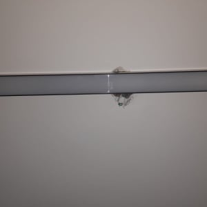 תמונה של צינור מותקן על קיר