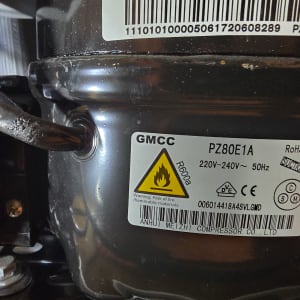 מדחס עם תווית אזהרה ומידע טכני