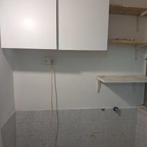 ארונות מטבח לבנים עם מדף פתוח