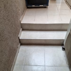 מדרגות מרוצפות עם קיר טיח בצד