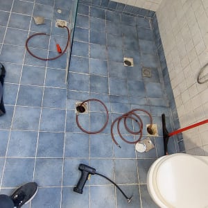 כלים לאיתור נזילות על רצפת חדר אמבטיה