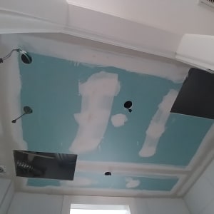 תקרת גבס עם חורים להתקנת תאורה