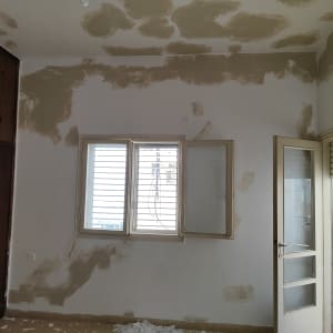 קירות עם תיקוני טיח לפני צביעה