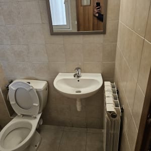 חדר אמבטיה עם כיור, אסלה ומראה