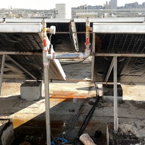 מערכת דודי שמש עם צינורות וברזים על גג