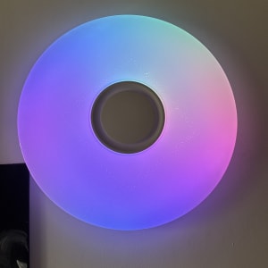 מנורה עגולה עם תאורה צבעונית על הקיר