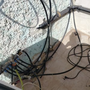 צינורות וחיבורים על קיר חיצוני, עבודה בתחום האינסטלציה