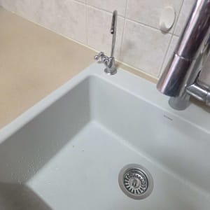כיור מטבח מותקן בתוך משטח שיש