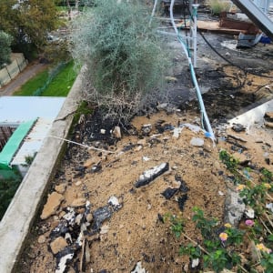 חול ופסולת על גג עם צינורות חשופים