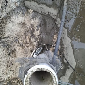 צינור אטום בבטון עם רשת מתכת