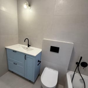 חדר אמבטיה עם כיור, שירותים ואמבטיה