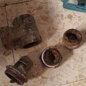 חלקי צנרת ישנים על רצפה
