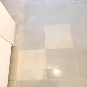 רצפת אריחים בהירה לאחר שיפוץ