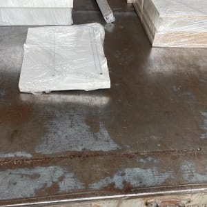 משטחי עץ עם גלגלים ואריזות פלסטיק