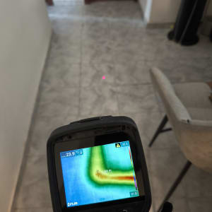 מד חום תרמי מציג נתוני טמפרטורה על רצפה