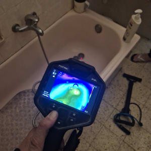 מכשיר תרמי בודק נזילות באמבטיה