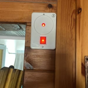 מתג חשמלי עם נורית חיווי אדומה דולקת