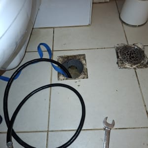 כלים לתיקון נזילות ליד פתח ניקוז ברצפה