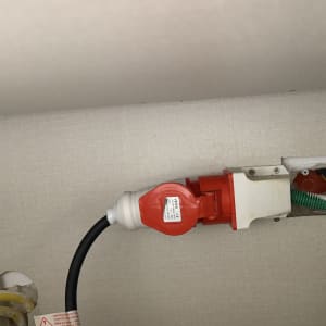 חיבור חשמלי עם תקע אדום בקיר