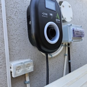 מטען לרכב חשמלי ושקעים על קיר חיצוני