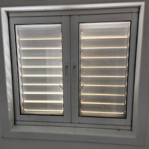 חלון עם תריסים פנימיים