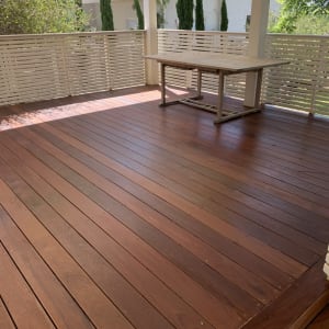 רצפת עץ עם שולחן עץ על מרפסת