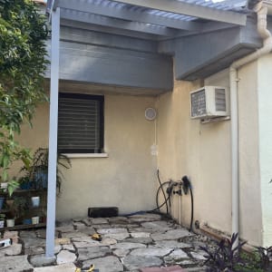 פרגולה מאלומיניום מותקנת בחצר עם כלי עבודה על הרצפה