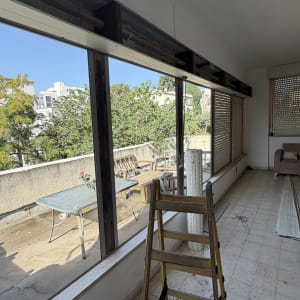 תהליך תיקון והחלפת תריס גלילה בפתחי ויטרינה בבית
