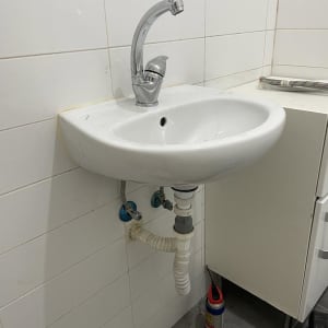 כיור עם ברז, צינורות ותכשיר ניקוי