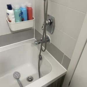 ברז אמבטיה עם צינור מקלחת ומקלחון