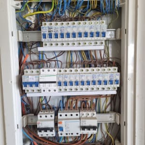 לוח חשמל עם חוטים ומפסקים חשמליים